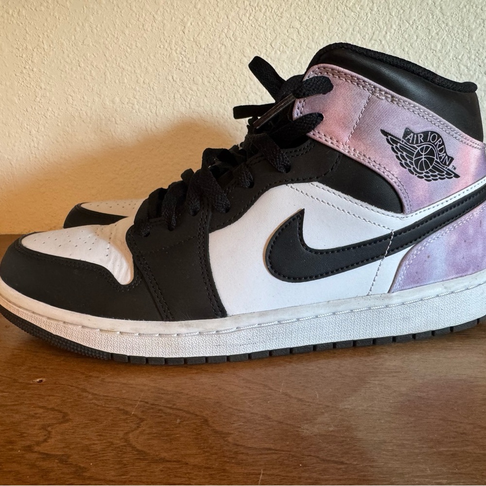 Jordan Air Mid SE Black and Bleached Coral